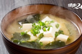 營養師的台灣癌症關懷基金會執行長黃翠華建議，不如多喝熱呼呼的味噌海帶豆腐湯，味噌富含抗氧化成份，豆腐則有優質蛋白質和類黃酮素，再加上紅白蘿蔔、洋蔥一起煮，又營養又有利防癌。