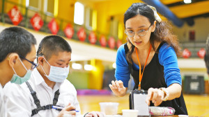 癌症關懷基金會在臺北市立啟聰學校舉辦小樂活健康講座。