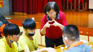 癌症關懷基金會在臺北市立啟聰學校舉辦小樂活健康講座。
