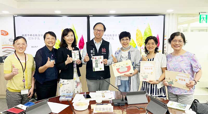 本會董事長 陳月卿、桃園市衛生局長 劉宜亷、副局長 余依靜 與相關當局專業人士合照