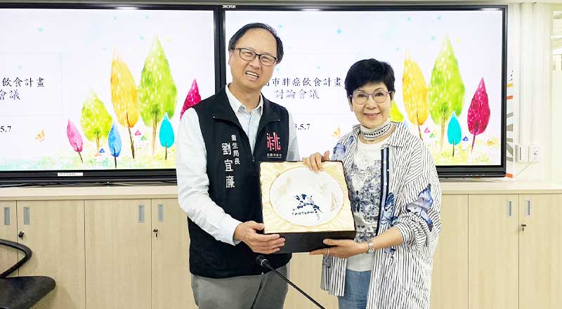 桃園市衛生局長 劉宜亷、癌症關懷基金會 董事長 陳月卿