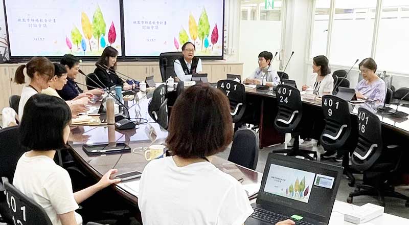 本會董事長 陳月卿、桃園市衛生局長 劉宜亷、副局長 余依靜 與相關當局專業人士合照