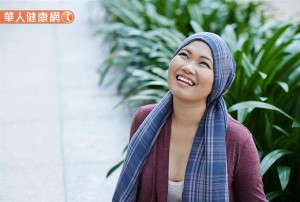 癌友除擬定抗癌治療計畫，讓生活按部就班的進行；當體力許可時，不妨可以試著在白天天氣好時外出活動，到公園、草皮走走、散散步，盡可能多親近大自然、維持正常作息，能吃、能喝、能睡就是有利身體康復的好方式。