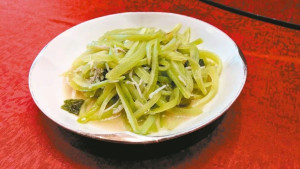 芥菜炒小魚(記者董俞佳／攝影)