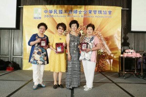 榮譽總會長吳楊愛珠(左起)、總會長駱慧明代表本會捐贈財團法人天主教聖母聖心會。工商婦女協會/提供