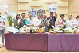 苗栗縣長徐耀昌（中）揭示「三好一巧」均衡飲食策略，期望在各據點及文化健康站推廣，提供社區長者「樂活好食」的生活。（記者江乾松攝）