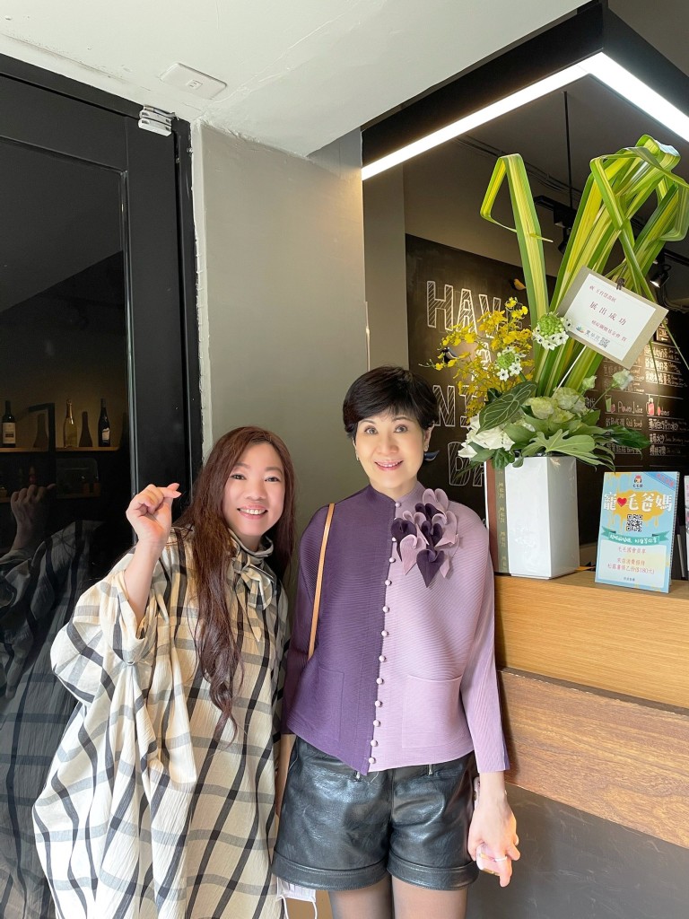 癌症關懷基金會台中志工 王育慧 將在2021/4/2~4/29展出靜心流動畫特展，陳月卿董事長在開幕日一同參加。