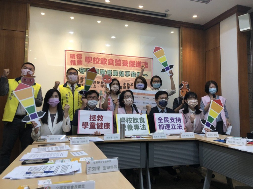 中華民國營養師全國聯合會今天與民進黨立委黃國書、張廖萬堅和民眾黨立委高虹安、國民黨立委萬美玲等人，跨黨派一起疾呼催生「學校飲食營養促進法」。記者李承穎／攝影