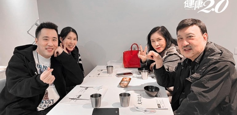苑綺在臉書po文分享與家人去北投吃韓國料理,「很久沒有與爸爸在外面用餐了」(飲食防疫力)