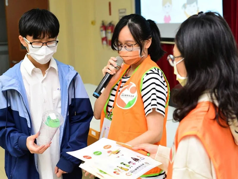 台北市啟明學校日前邀請癌症關懷基金會，針對學生的特殊性，設計著重於味覺、知覺感官感受及運動安全性的營養衛教課程，提醒學生應減少攝取含糖飲料。圖／癌症關懷基金會提供