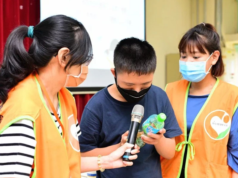 台北市啟明學校日前邀請癌症關懷基金會，針對學生的特殊性，設計著重於味覺、知覺感官感受及運動安全性的營養衛教課程，提醒學生應減少攝取含糖飲料。圖／癌症關懷基金會提供