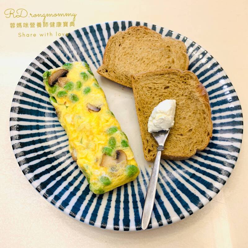營養師指出，蘑菇毛豆蛋捲含2種優質蛋白質，像是雞蛋與毛豆。而毛豆是植物性蛋白質來源，有「田中肉」之稱，對於不愛吃肉的族群，推薦多以毛豆入菜補充蛋白質。（圖取自陳冠蓉粉專）