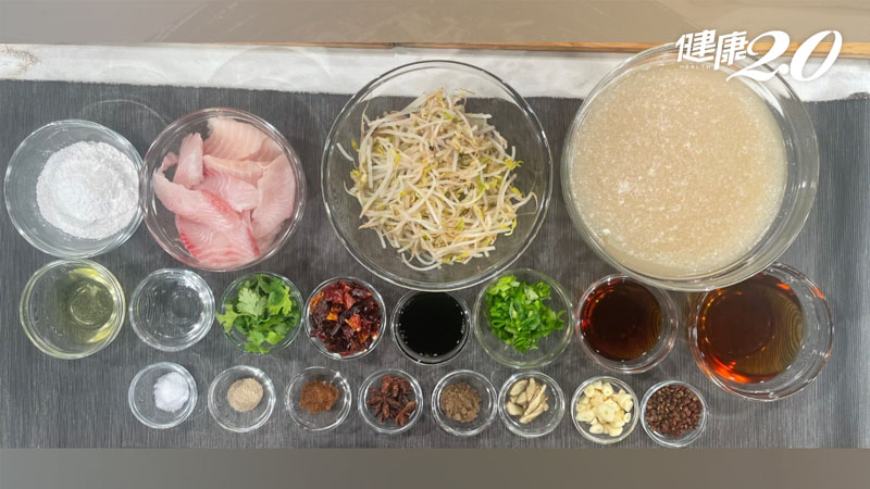 食譜／冬天吃鍋顧好胃！暖身湯底祛濕排寒又減脂 搭水煮鯛魚少負擔－辛香水煮台灣鯛
