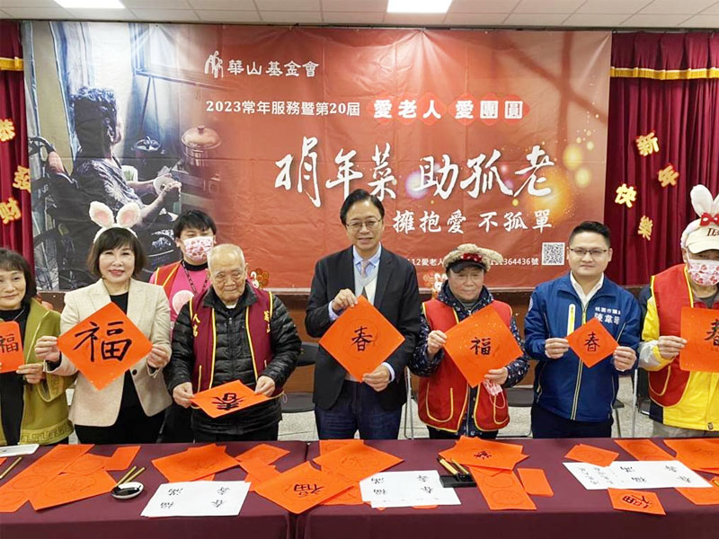 桃園市長張善政陪伴長者揮毫寫下吉祥話。（蔡明亘攝）