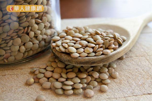 浸泡煮熟後的小扁豆,平均每100公克約含膳食纖維6公克,屬於低GI食物。(照片來源:華人健康網)