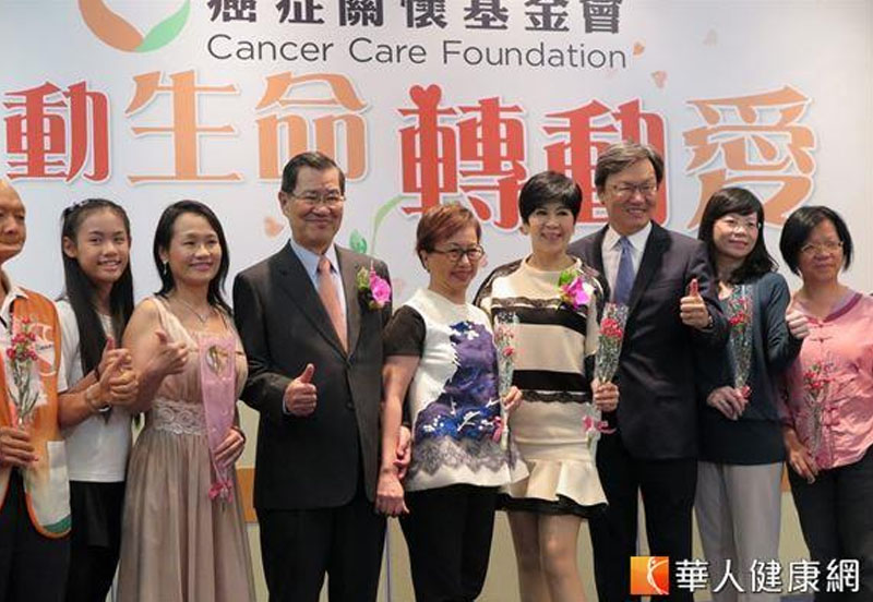 長期推廣全食物飲食觀念的癌症關懷基金會舉辦年度感恩茶會,前總統蕭萬長(左四)偕同夫人(中)共襄盛舉。(攝影/華人健康網 駱慧雯)