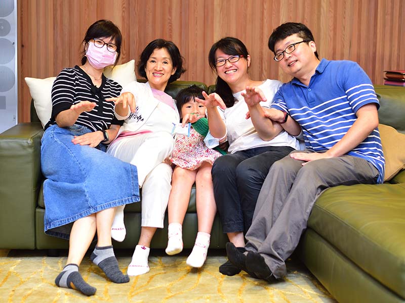 左至右: 高涵蔚、黃翠華營養師、小榆兒以及父母