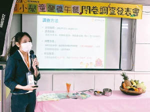 癌症關懷基金會營養師楊川瑩表示，本次調查對象針對北、中、南部六縣市國小三至六年級學生進行問卷填寫，共回收3萬4077份；調查也發現，愈高年級學童愈挑食。 記者簡浩正／攝影