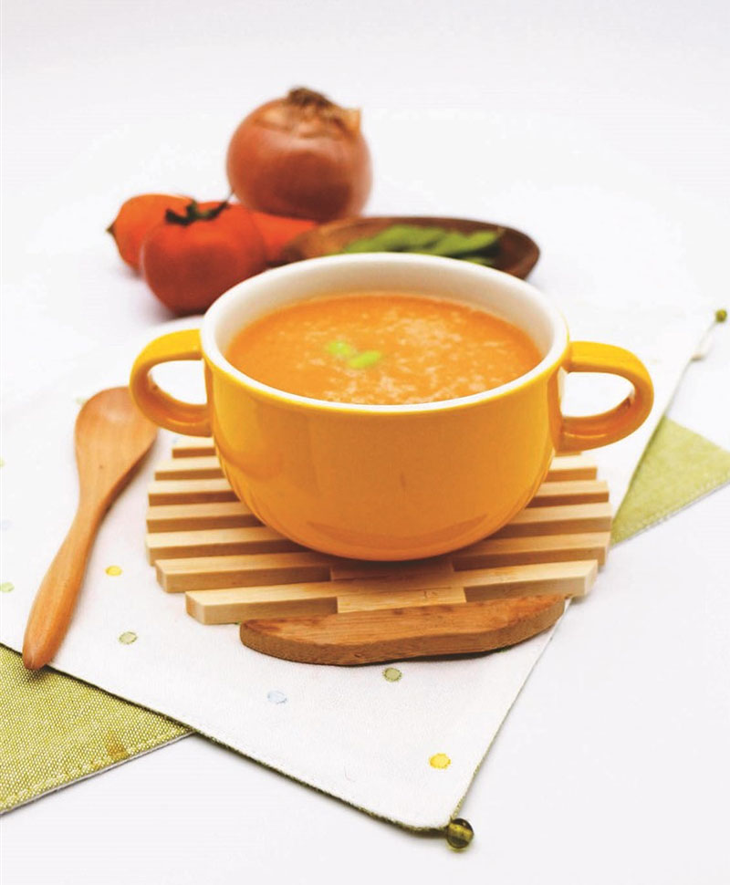 蔬福濃湯由彩色蔬菜、蘋果、毛豆仁熬製而成,營養多元又高纖,其中蕃茄富含「茄紅素」,具強效抗氧化力,可改善心血管疾病,也能防癌抗癌!(圖片來源: 癌症關懷基金會)