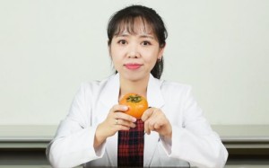 癌症關懷基金會副執行長黃書宜營養師表示，柿子含有比蘋果多20倍的「維生素Ａ」，而且「維生素C」的含量也比蘋果多出17倍。